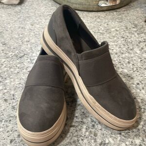 Clark’s CloudSteppers Slip On Sneaker Size 8 gray
